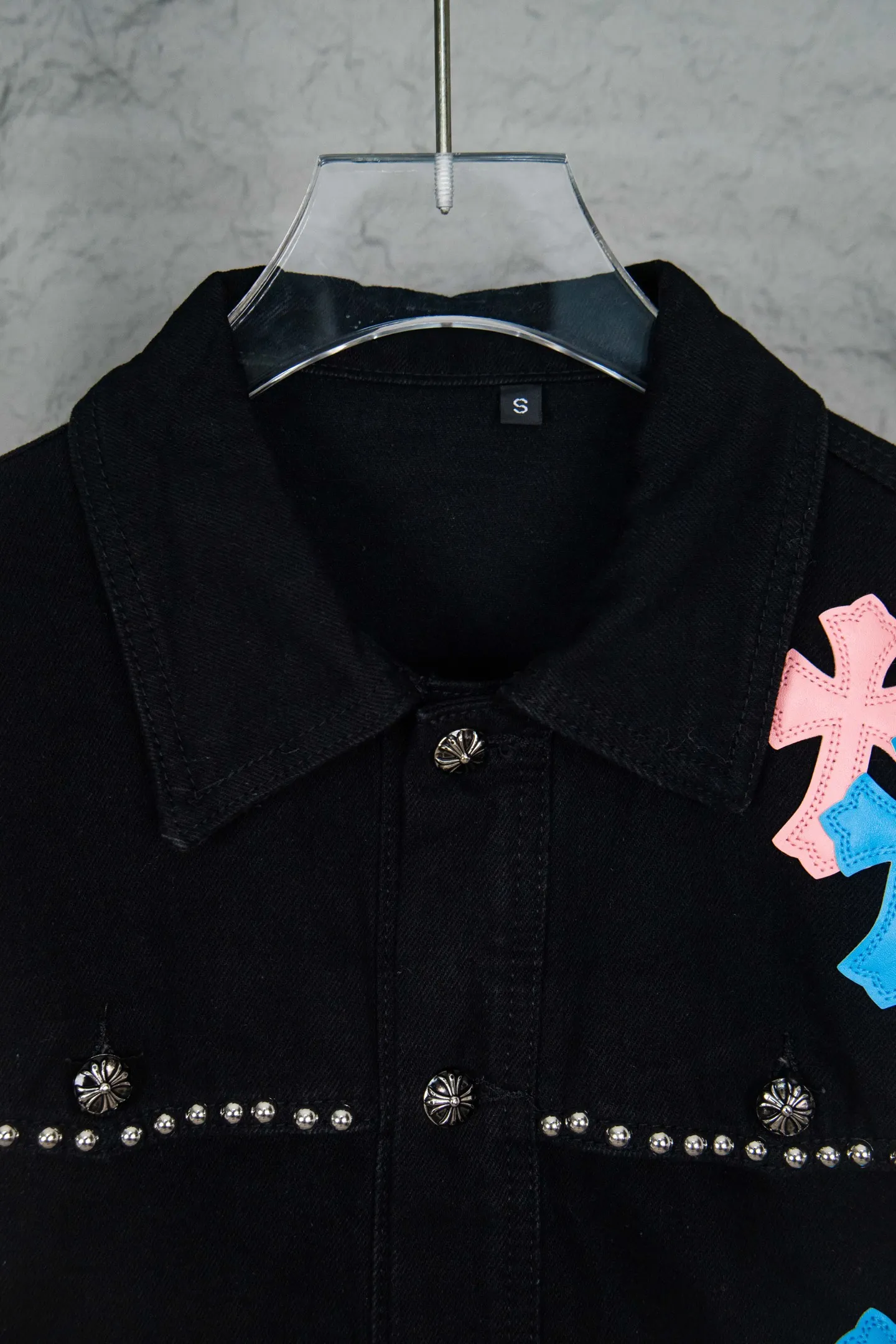 P320 Chrome Hearts heavy-duty denim jacket with heavy rivets, the same style as the Internet celebrity. Denim jacket with cross print all over, unique cross design elements, full of design. It is made of 100% denim cotton fabric with heavy coarse yarn count, which ensures a stiff and tough silhouette while being soft, comfortable and breathable. The lapel is designed with silver buttons and is full of texture. The classic cross logo is all over the dress, making it a perfect versatile style for spring and summer! The original loose version is made of high-quality pure cotton fabrics. The fabric pattern is high-definition and delicate without burrs. It is comfortable and breathable to wear. All the buttons are molded and customized. It is casual and fashionable and can be matched with any bottoms. It can be windproof and sunproof in spring and summer. It can be worn outside in autumn and winter! Easily concave shape makes you look slimmer and taller, perfect for both men and women! Color: Black Size: S M L XL
